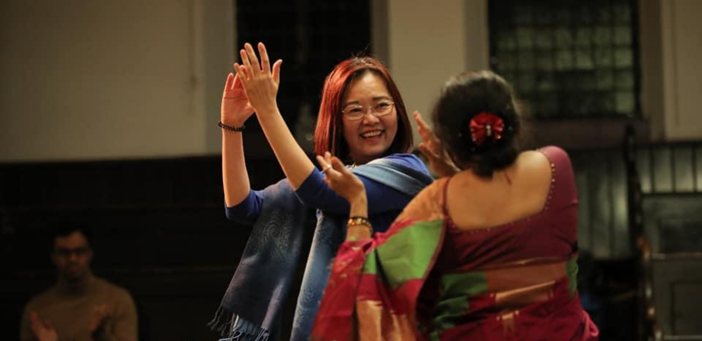 2 ladies dancing in Sri Lankan dress