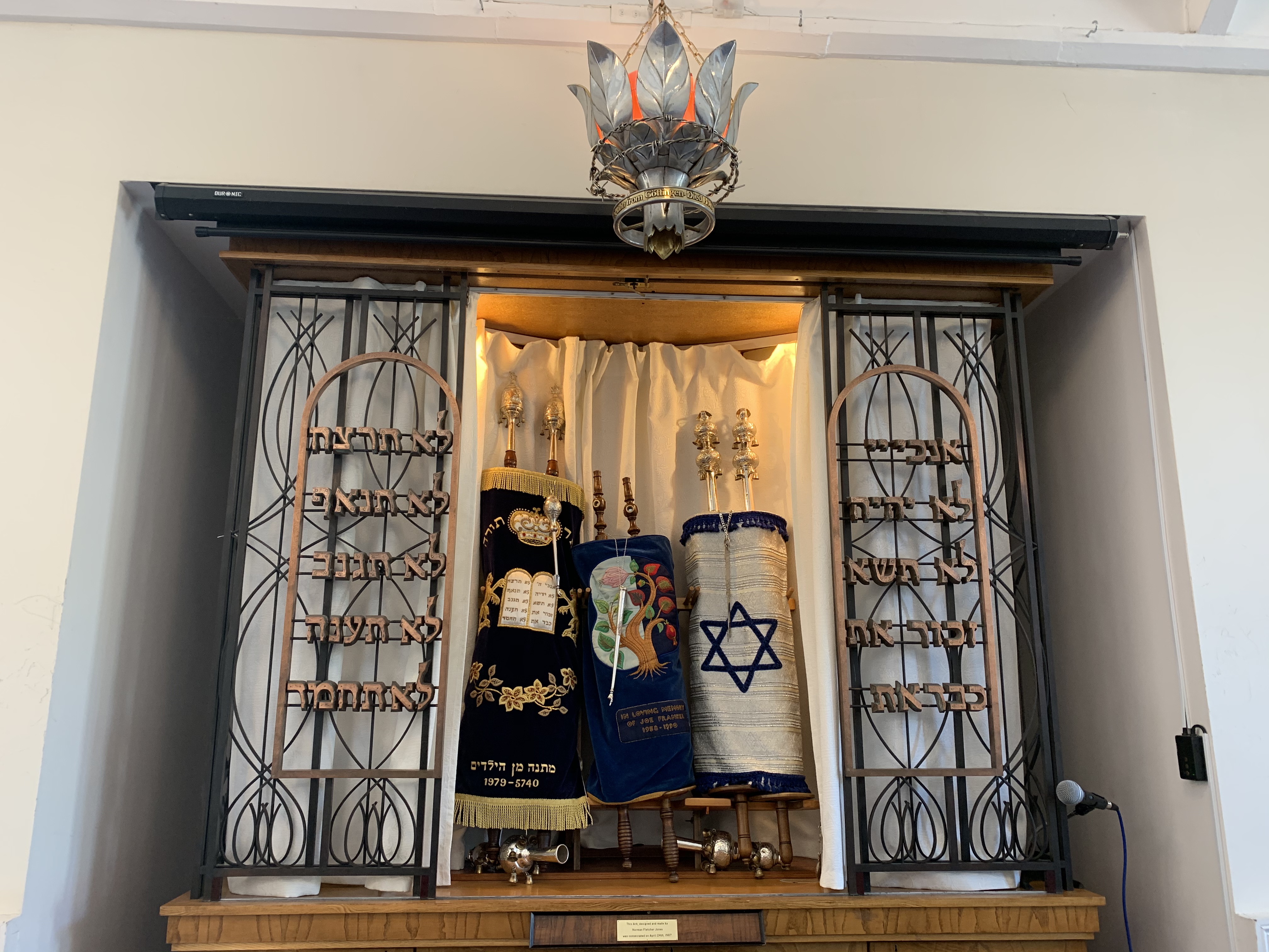 Kingston_Liberal_Synagogue_Torah_Scrolls